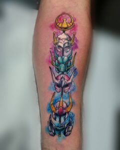 tattoo com os capacetes dos cavaleiros do zodíaco em aquarela