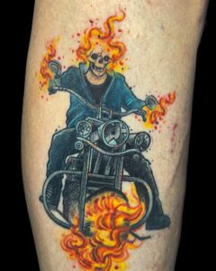 tattoo do motoqueiro fantasma colorida