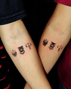 tattoo dos símbolos do homem aranha, pantera negra e thor