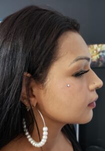 microdermal aplicado no rosto