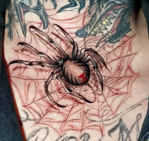 tatuagem de aranha em preto e vermelho abaixo do pescoço