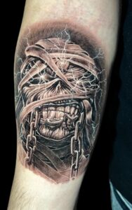 tattoo eddie Iron Maiden em realismo