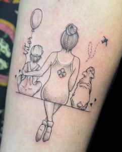 tatuagem em traços finos de mulher de costas sentada no centro, ao lado dela estão seu filho e seu cachorro