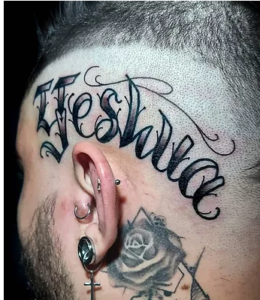 tatuagem escrita Yeshua na lateral da cabeça