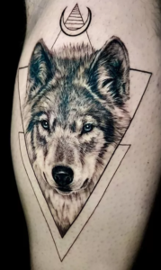 tattoo de lobo em realismo preto e cinza