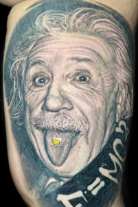 tatuagem realística do albert einsten mostrando a língua