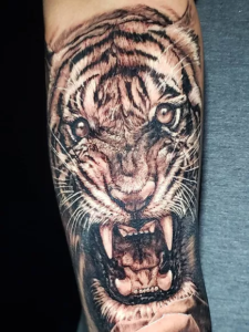 tattoo de tigre em realismo