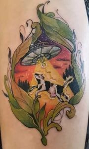 tattoo de vaca sendo abduzida