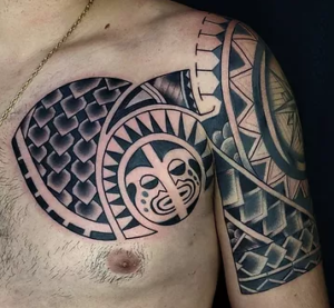tatuagem tribal pegando peito e braço
