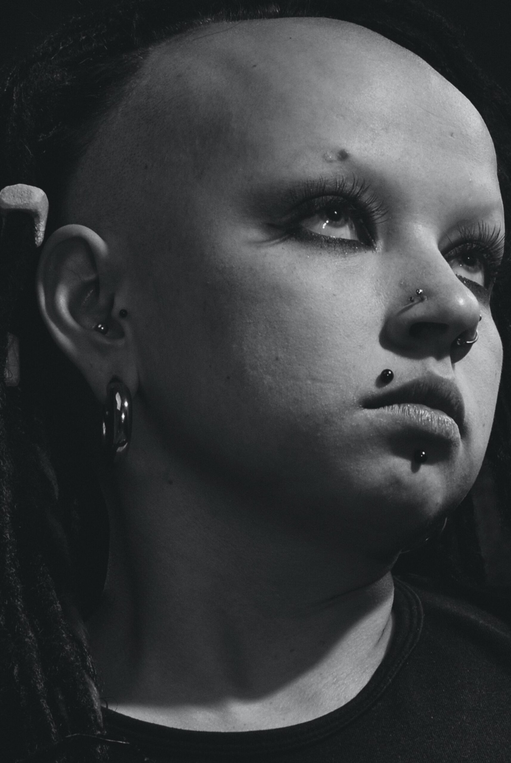 Rosto com vários tipos de piercings aplicados