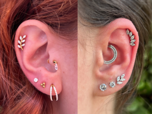 foto de duas orelhas com piercings na helix, tragus, daith e lóbulo, em dourado e prata, mostrando projetos auriculares